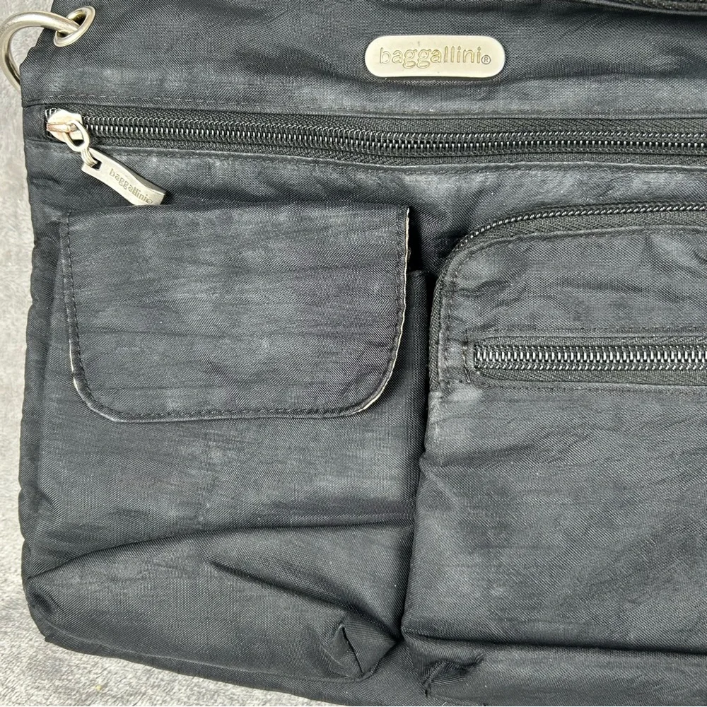 Baggallini Black Nylon Medium Crossbody Purse‎ Adjustable Strap Pockets Travel